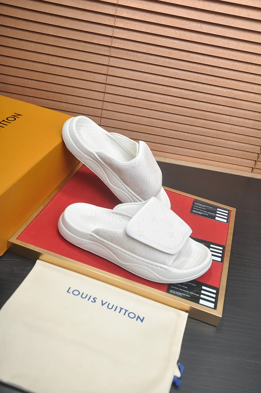 Men's men's shoes 💰340💶 [Louis Vuitton LV slippers] (high-end cowhide) counter 1:1 fashion style, a must-have for summer! The designer used LV’s iconic outsole. The original simple slippers instantly become fashionable! The upper is made of flexible special cowhide leather straps alternately, and the workmanship is exquisite! A must-have for stylish men in summer, size 38-45 (45 customized)